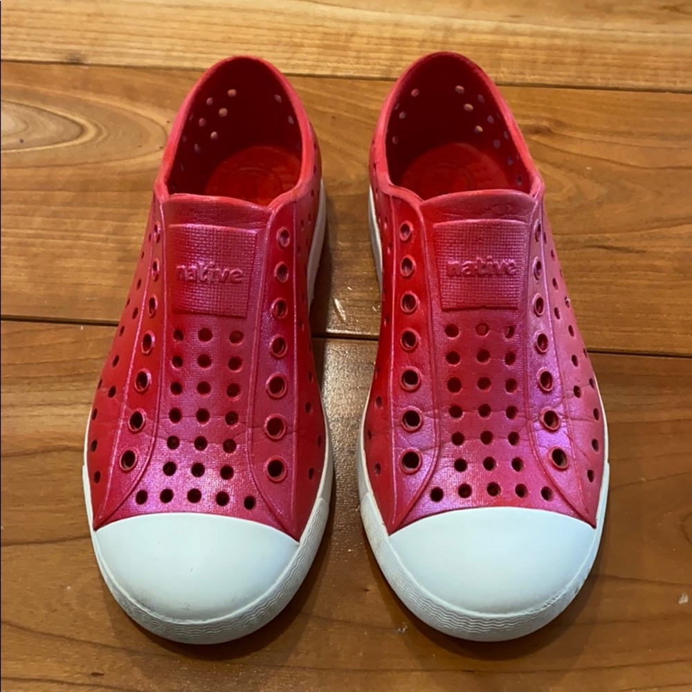 Natives size 12 - shimmering red